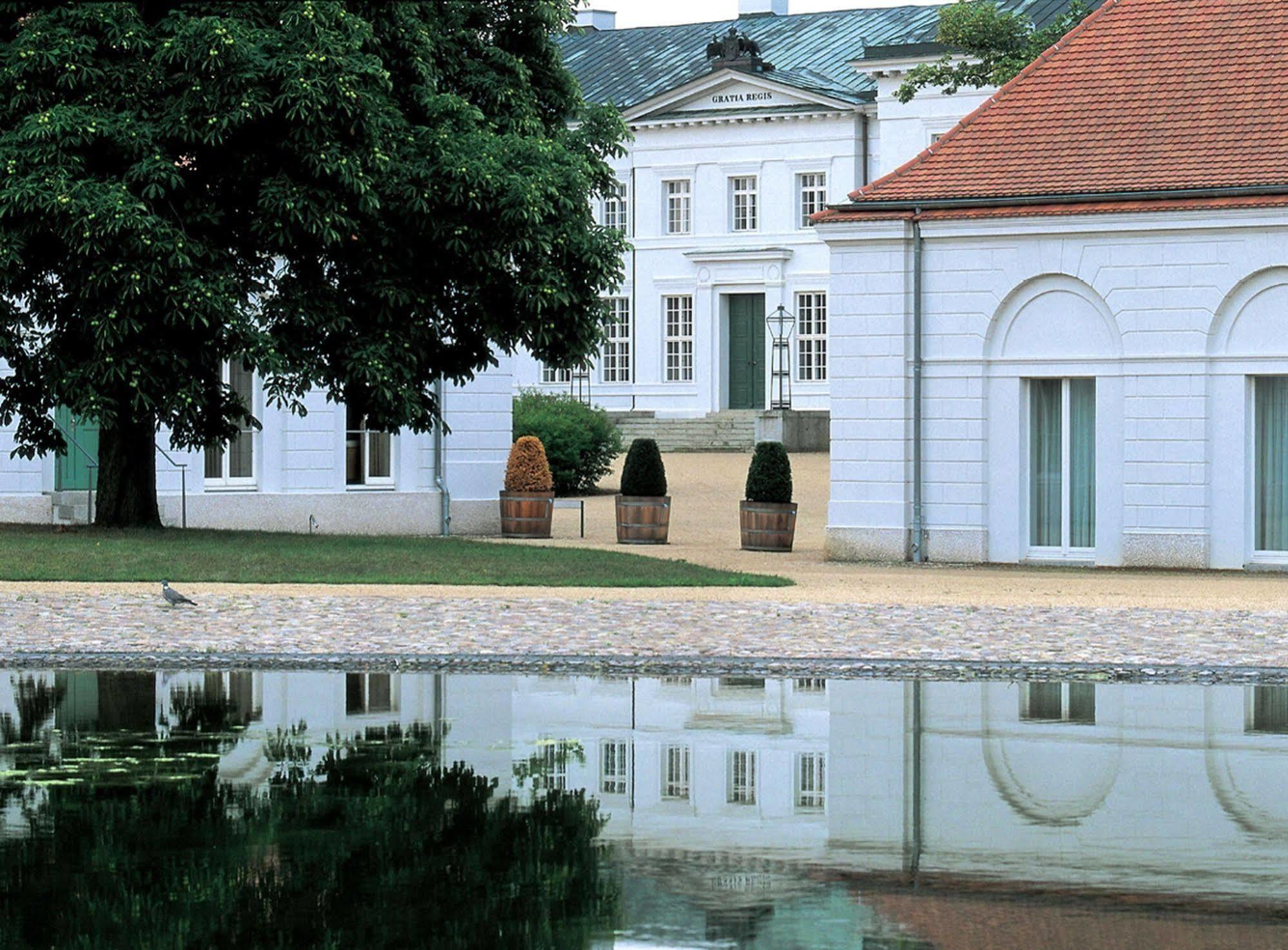 Hotel Schloss Neuhardenberg Exterior photo